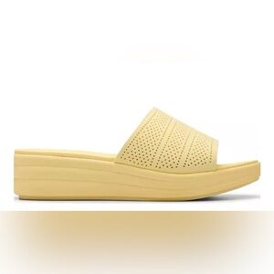 Clarks
Cloudsteppers Drift Twist Slip-On sandals. Size 7. Color yellow.
